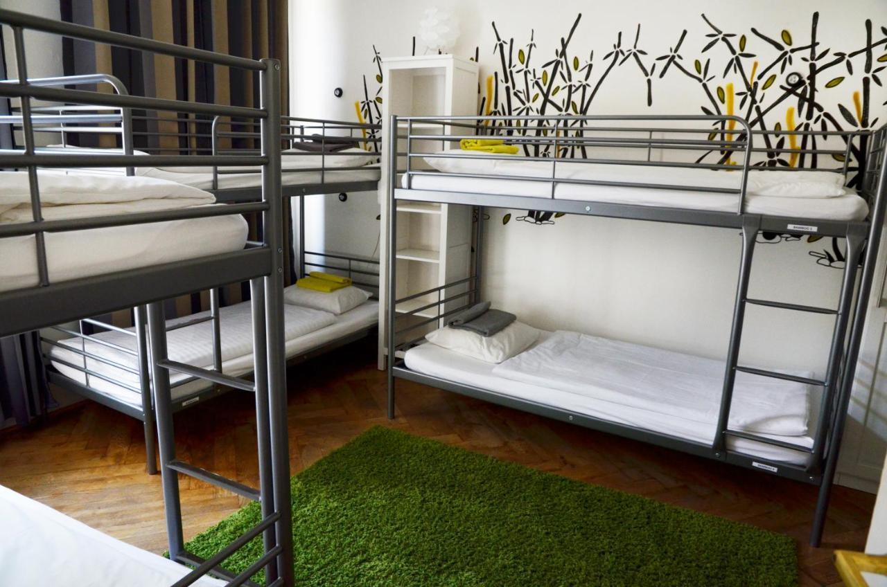 The Republic Garden Hostel Praga Exterior foto