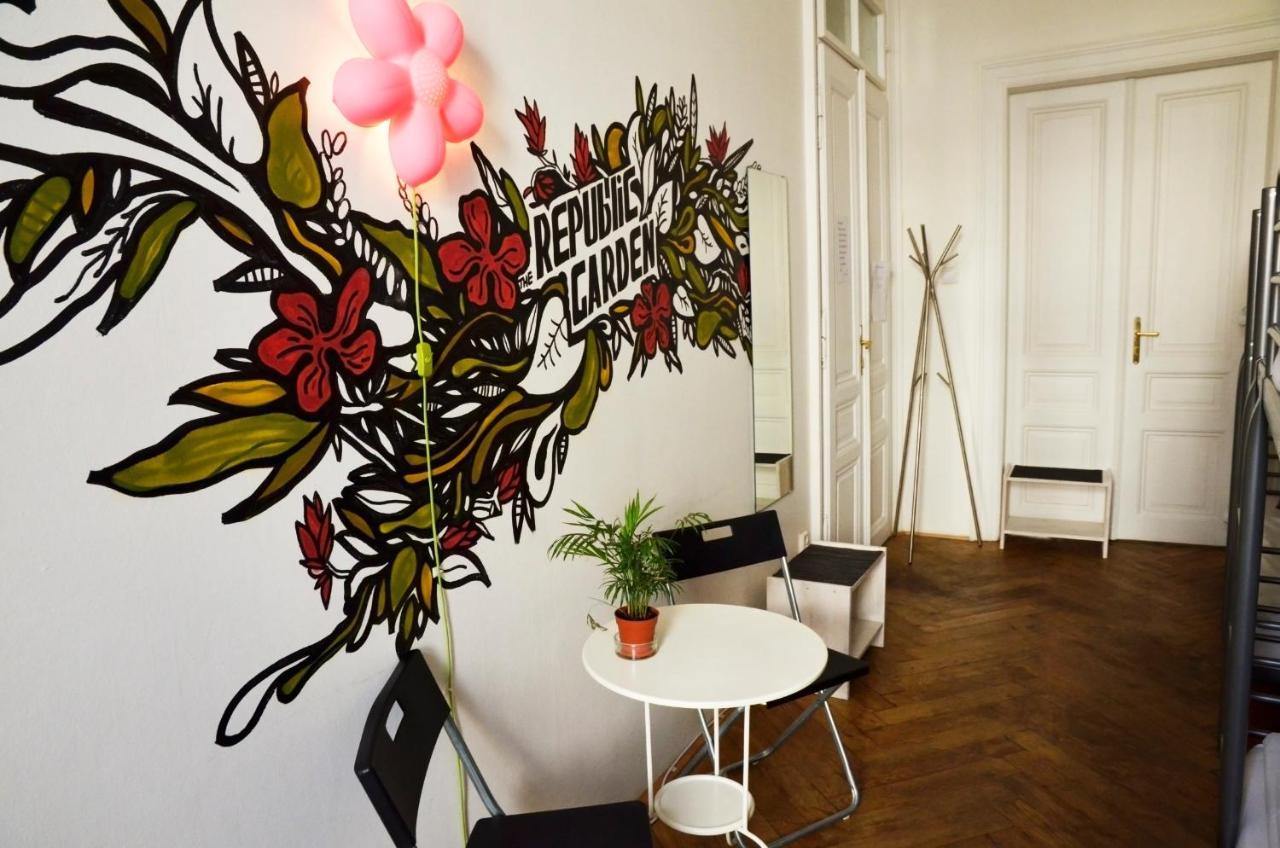 The Republic Garden Hostel Praga Exterior foto