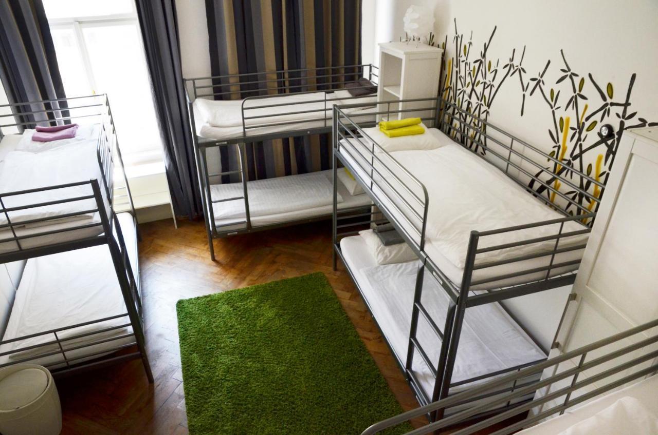 The Republic Garden Hostel Praga Exterior foto
