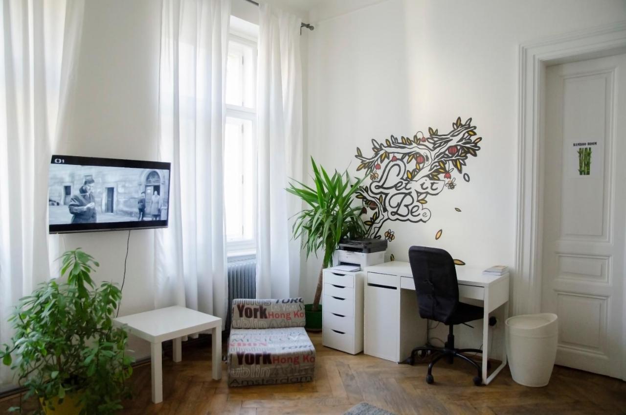 The Republic Garden Hostel Praga Exterior foto