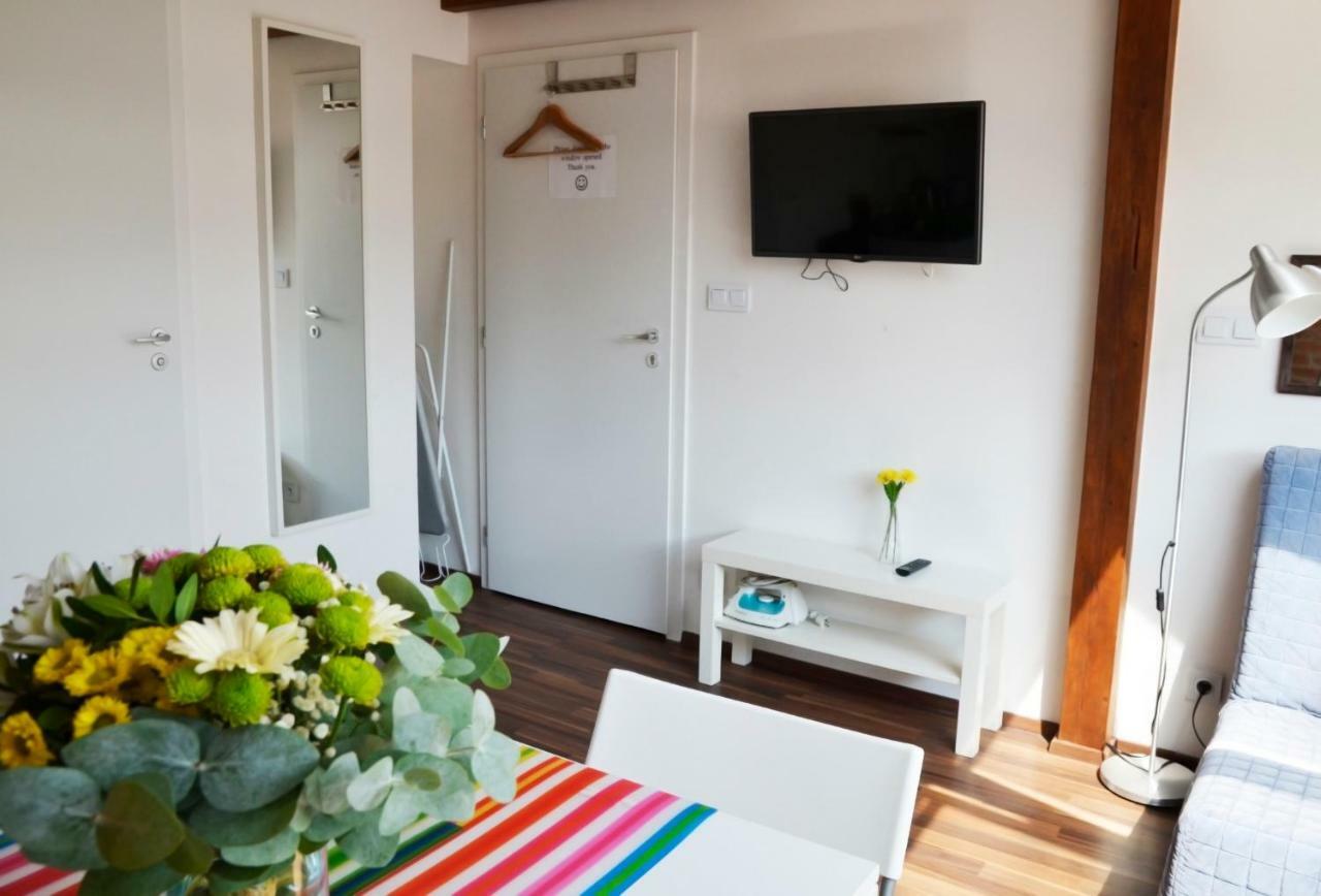 The Republic Garden Hostel Praga Exterior foto